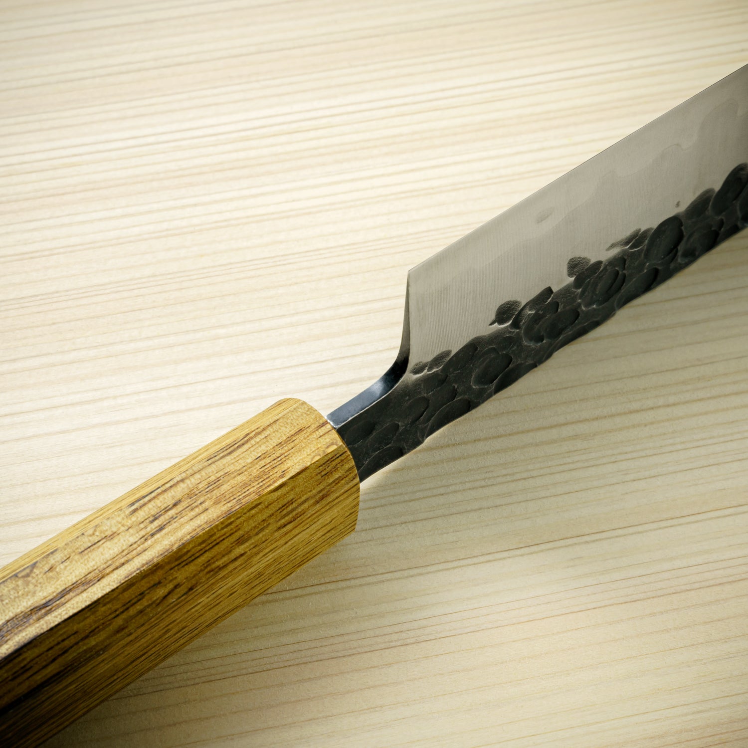 包丁の堺徳|牛刀包丁 黒鎚目 モリブデン 焼漆柄