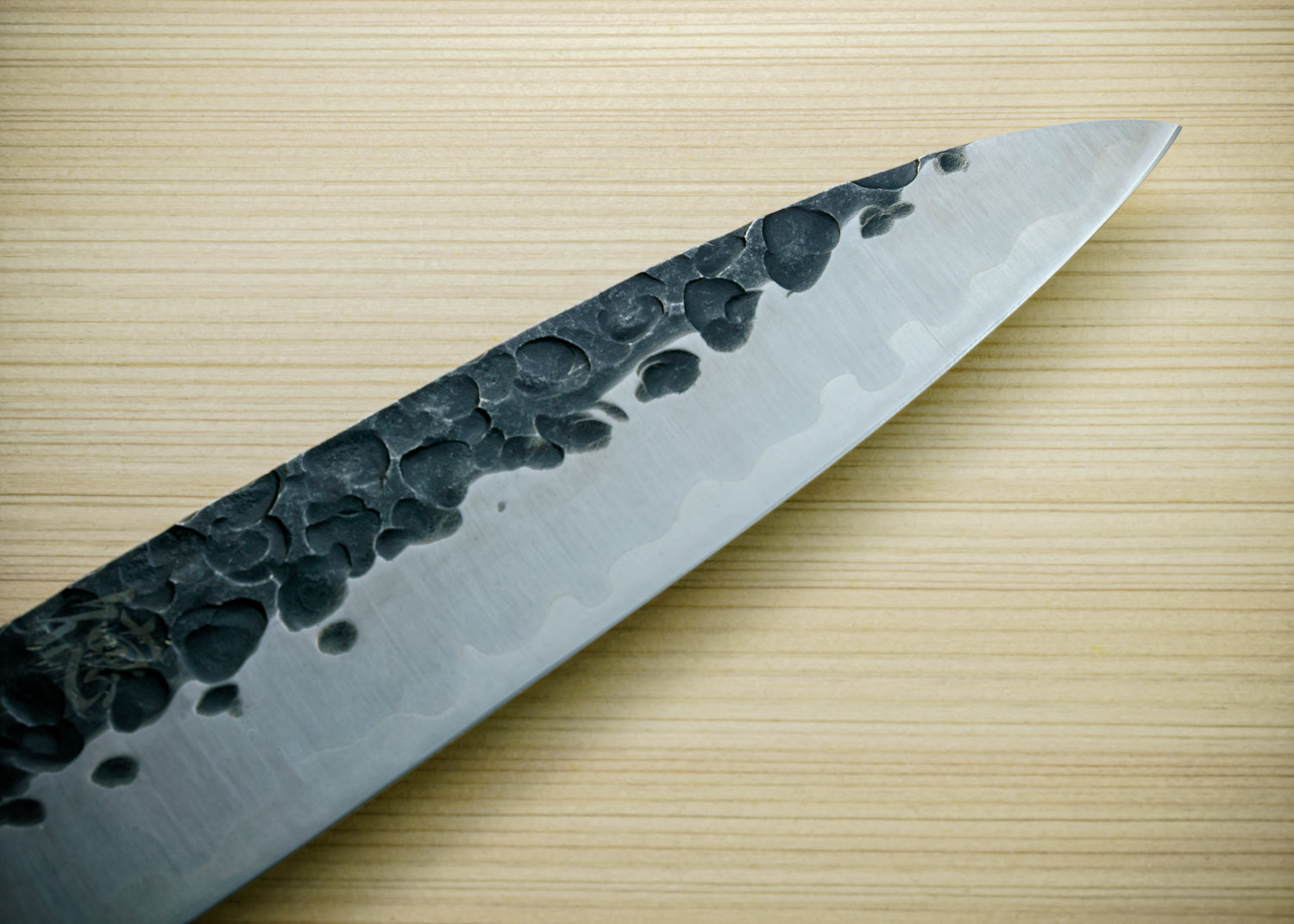 包丁の堺徳|牛刀包丁 黒鎚目 モリブデン 焼漆柄