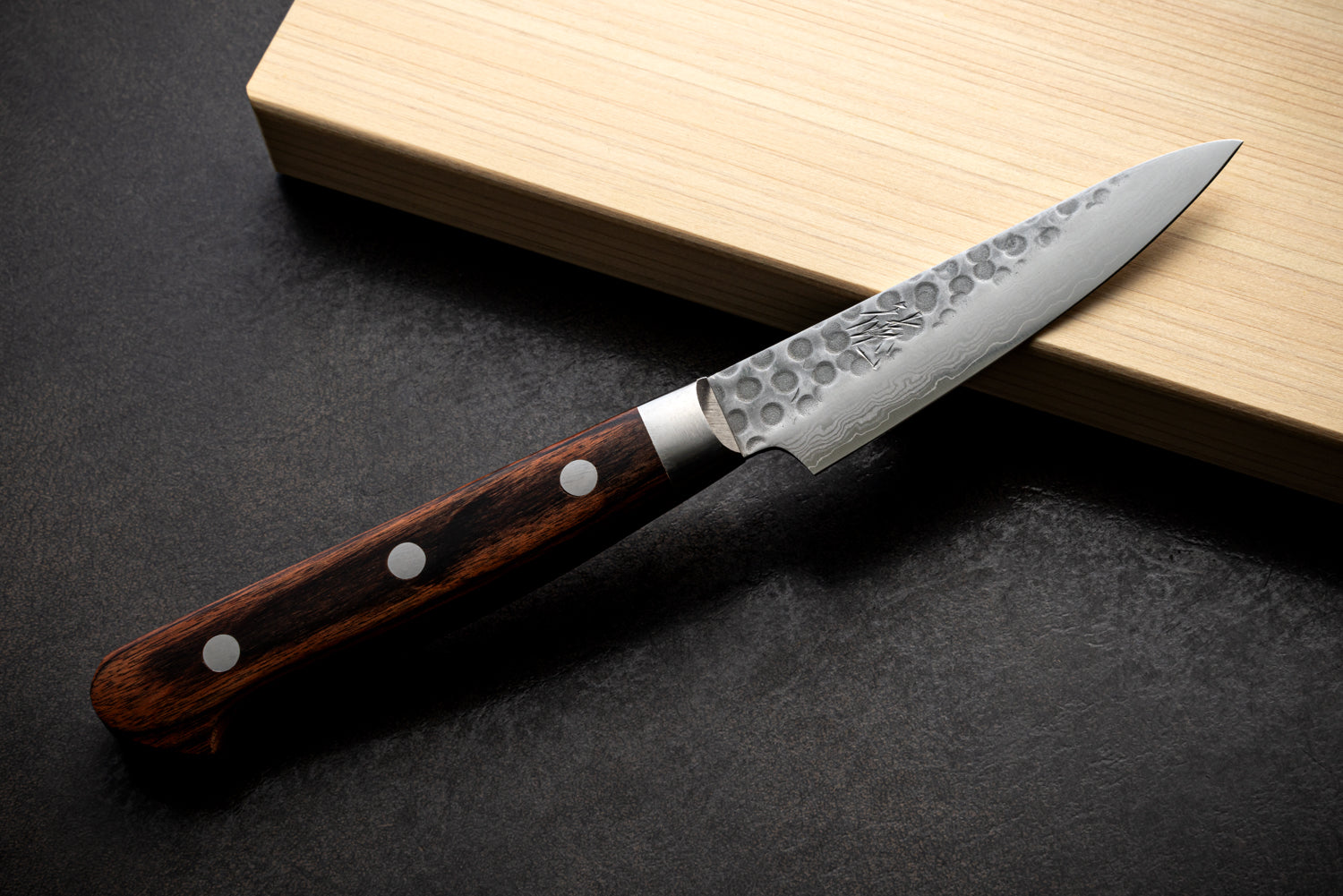 Japan Knife TOKU | Hammered forged Damascus Paring knife VG10