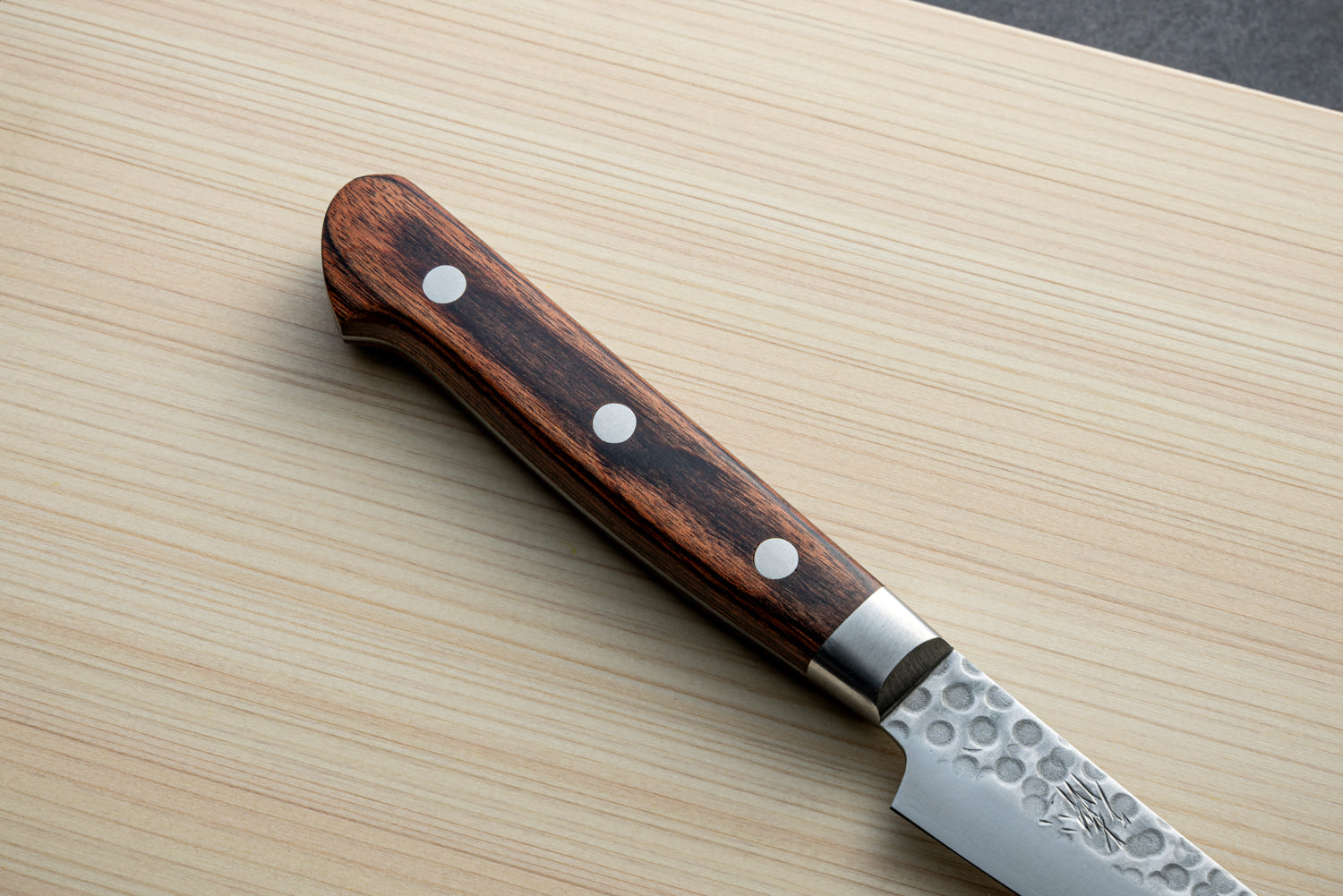 Japan Knife TOKU | Hammered forged Damascus Paring knife VG10